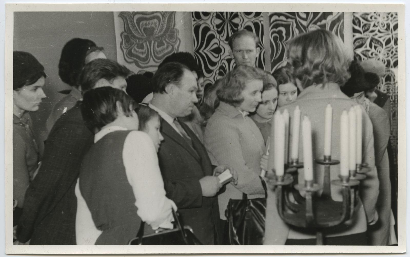 Põltsamaa filiaali ekskursioon vabariiklikul tarbekunsti näitusel 2. veebruaril 1969.