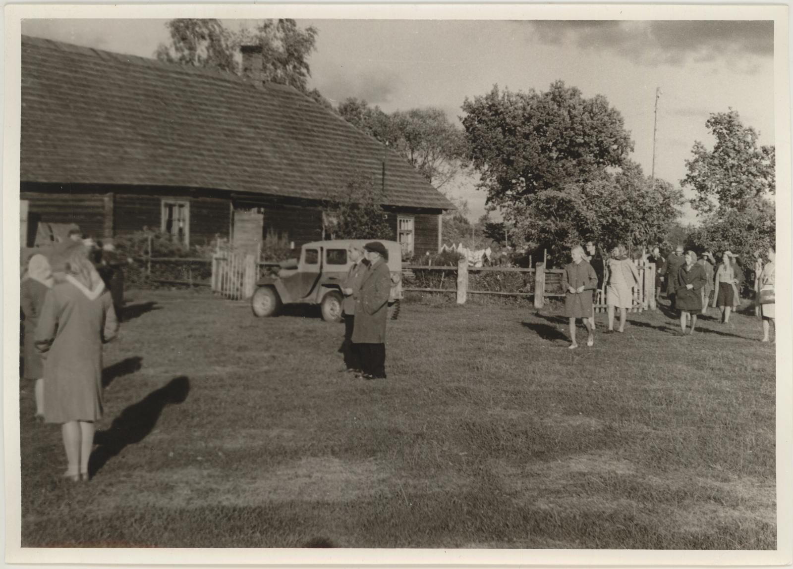 Muuseumitöötajate ekskursioon maalikunstnik Johann Köleri vanemate elukohta Viljandi rajoonis Lubjasaarel 08.09.1969. Talu õuel