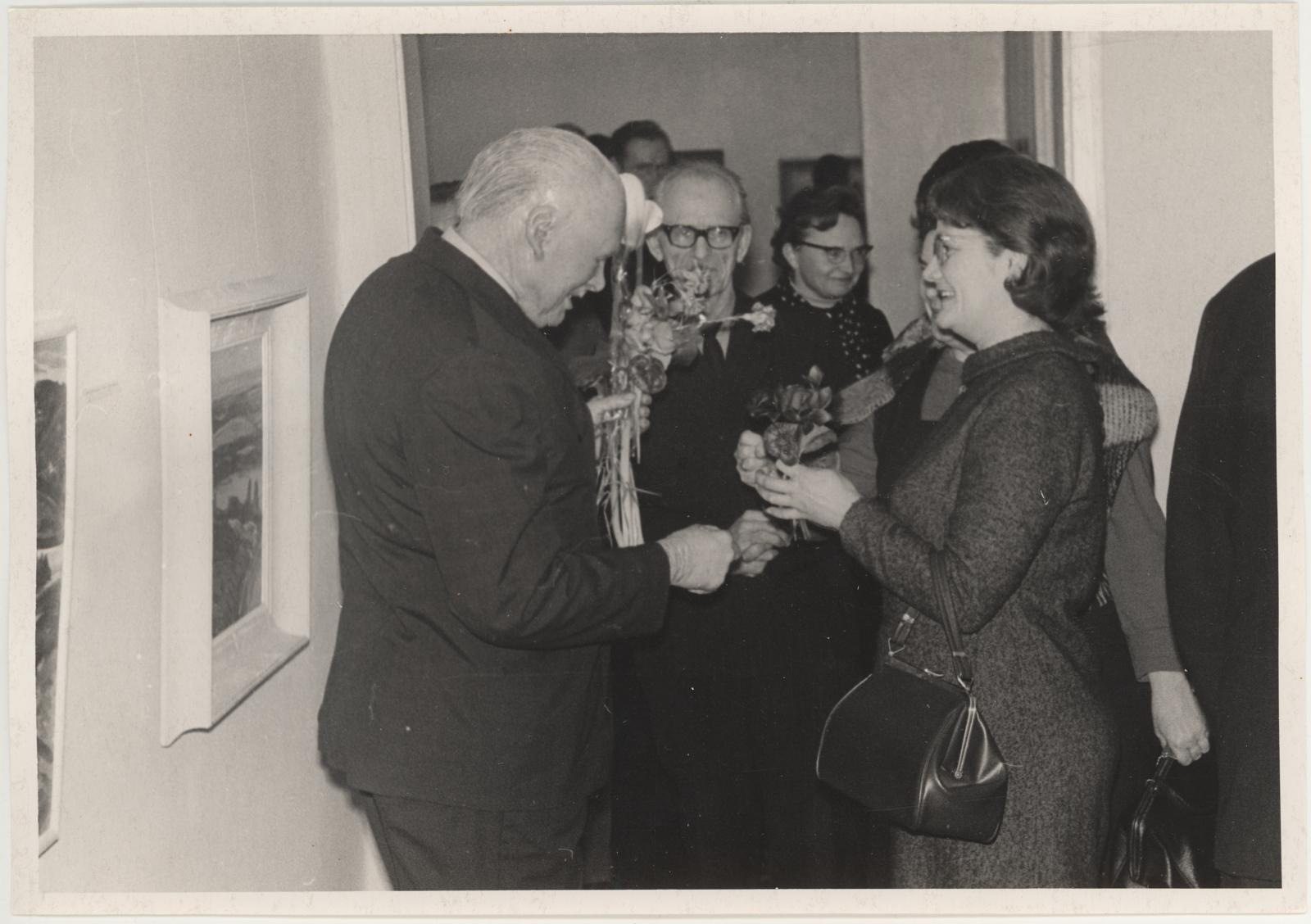 Maalikunstnik Johannes Uiga personaalnäituse avamine 19.12.1969. Kunstnikku õnnitleb Heljo Taniloo.
