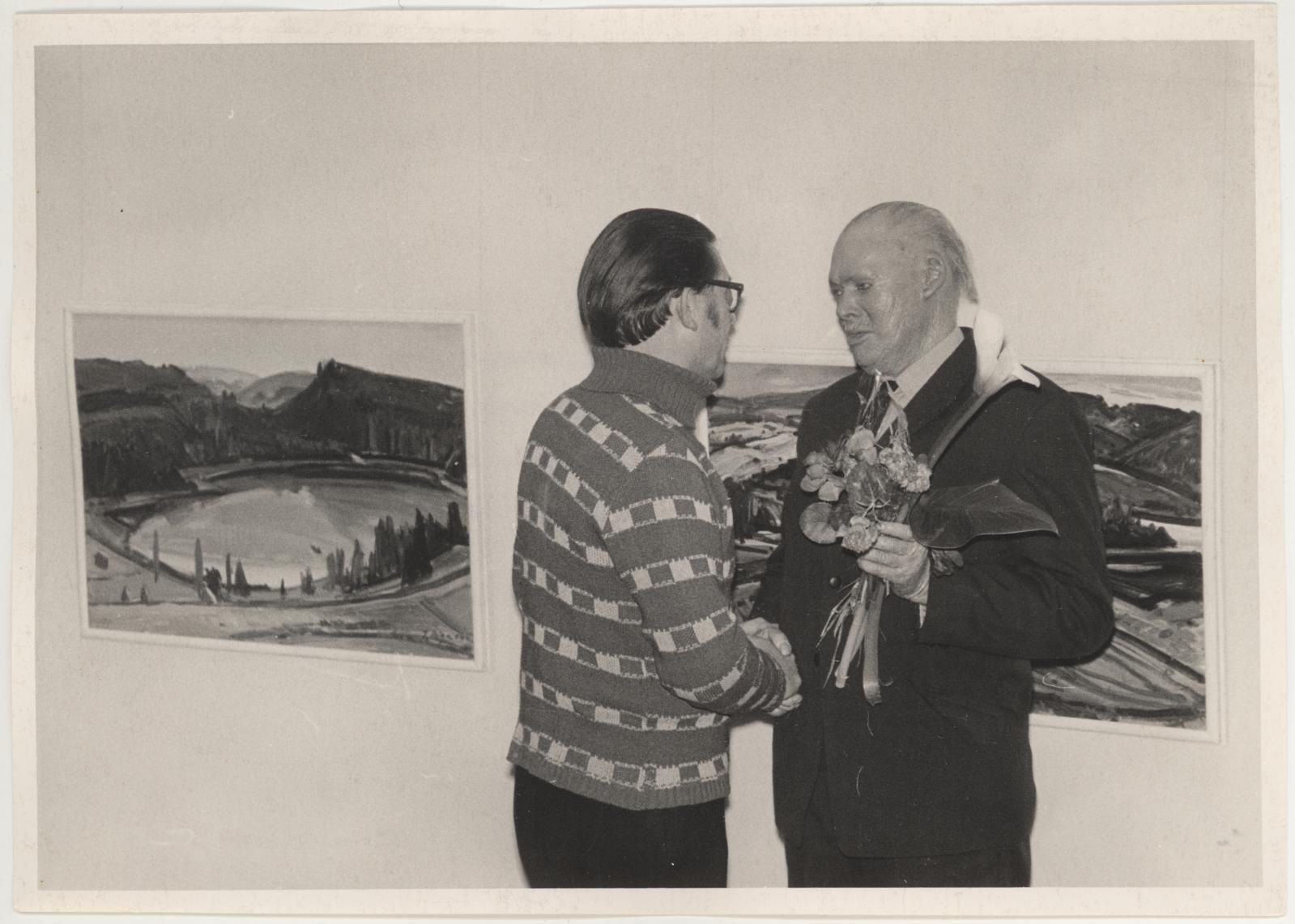 Maalikunstnik Johannes Uiga personaalnäituse avamine 19.12.1969. Kunstnikku õnnitleb Albert Anni.