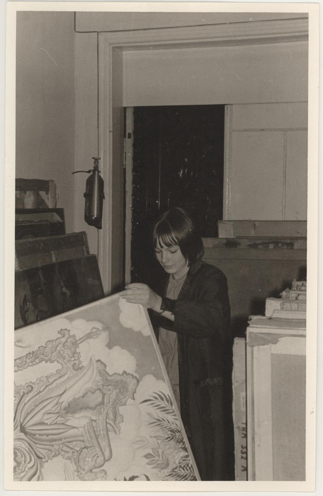 Laborant Evi Tammi maalikogu puhastamas kevadtalvel 1970