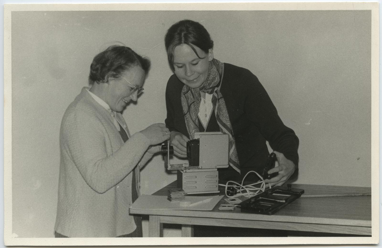 Leida Trink ja Mari Pill teevad ettevalmistusi kunstiajaloo tunniks 2. dets. 1969. lektooriumis.