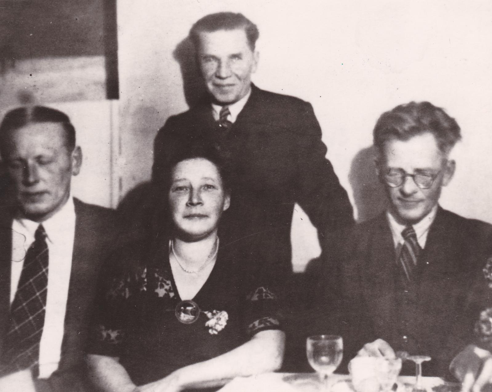 Pariisi eestlaste piduõhtu mardipäeval konservatooriumi saalis 1946. a. Istuvad - Valdur Mõtus, Mari Pehk, Eduard Wiiralt (paremalt esimene)