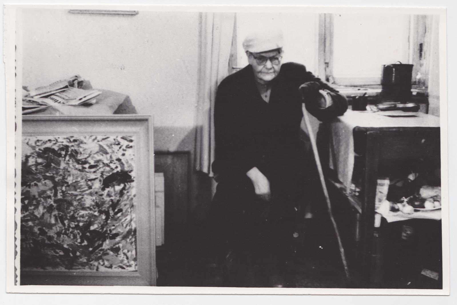 Ellinor Aiki oma toas enne väljumist. Pildistatud pärast 1958. aastat.