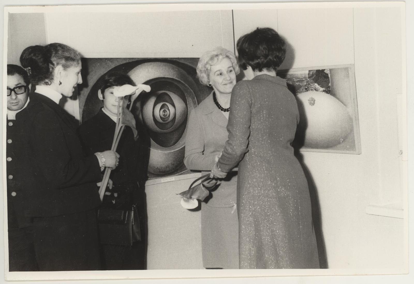 Ülo Soosteri teoste näituse avamine 10.04.1971. Õnnitletakse kunstniku õde, vasakul lesk ja poeg