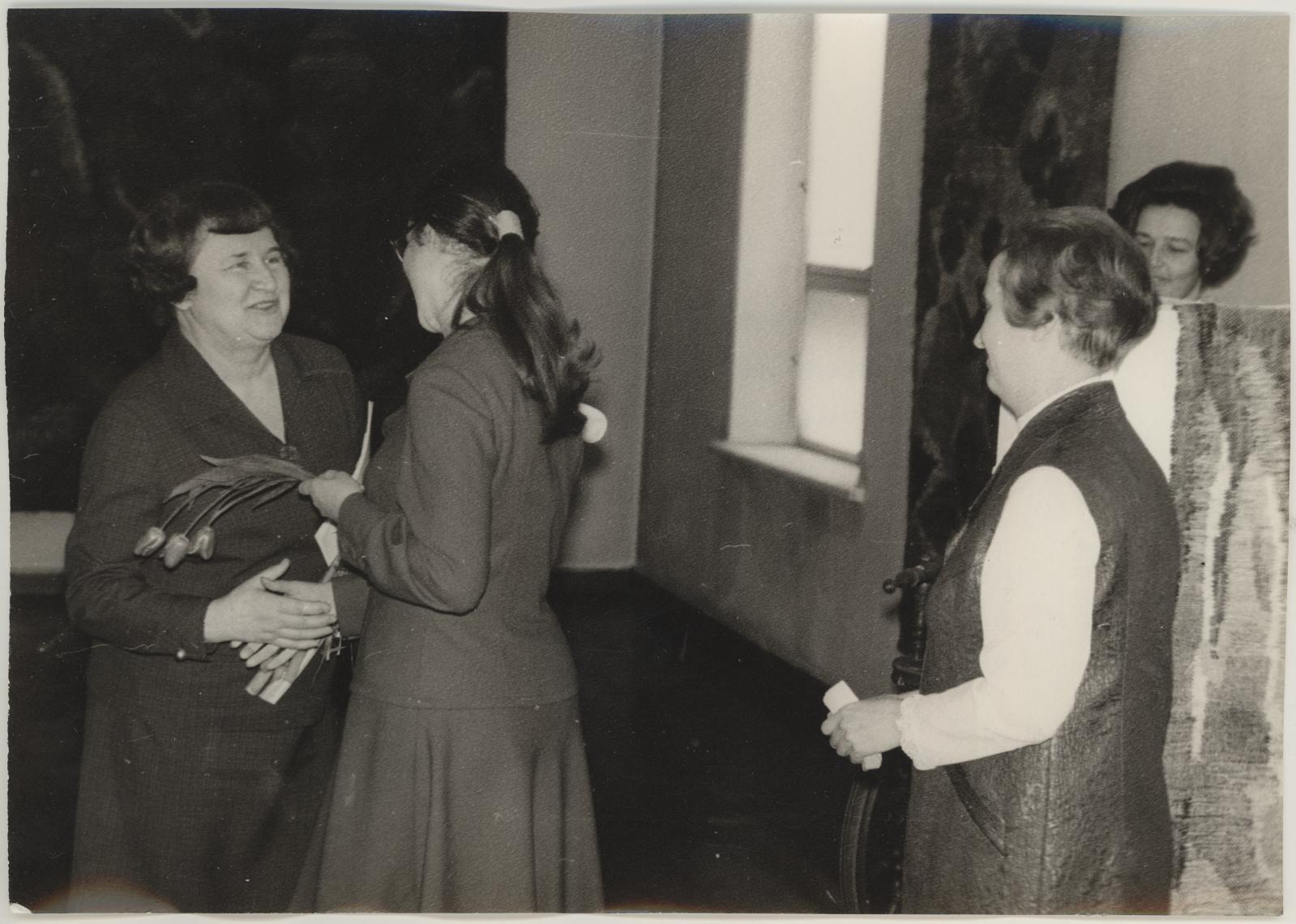 ENSV teenelise kunstitegelase Mari Adamsoni vaipade näituse avamine 20.03.1970. I korrusel.