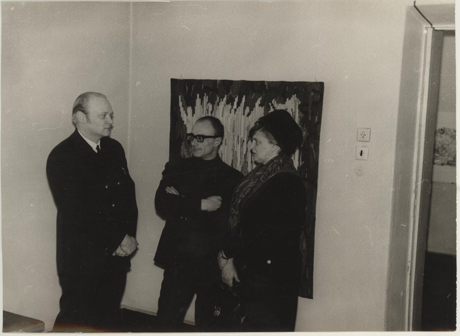 ENSV teenelise kunstitegelase Mari Adamsoni vaipade näituse avamine 20.03.1970. I korrusel. Tarbekunstnikud Endel Valk-Falk (vasakul) ja Eha Raend