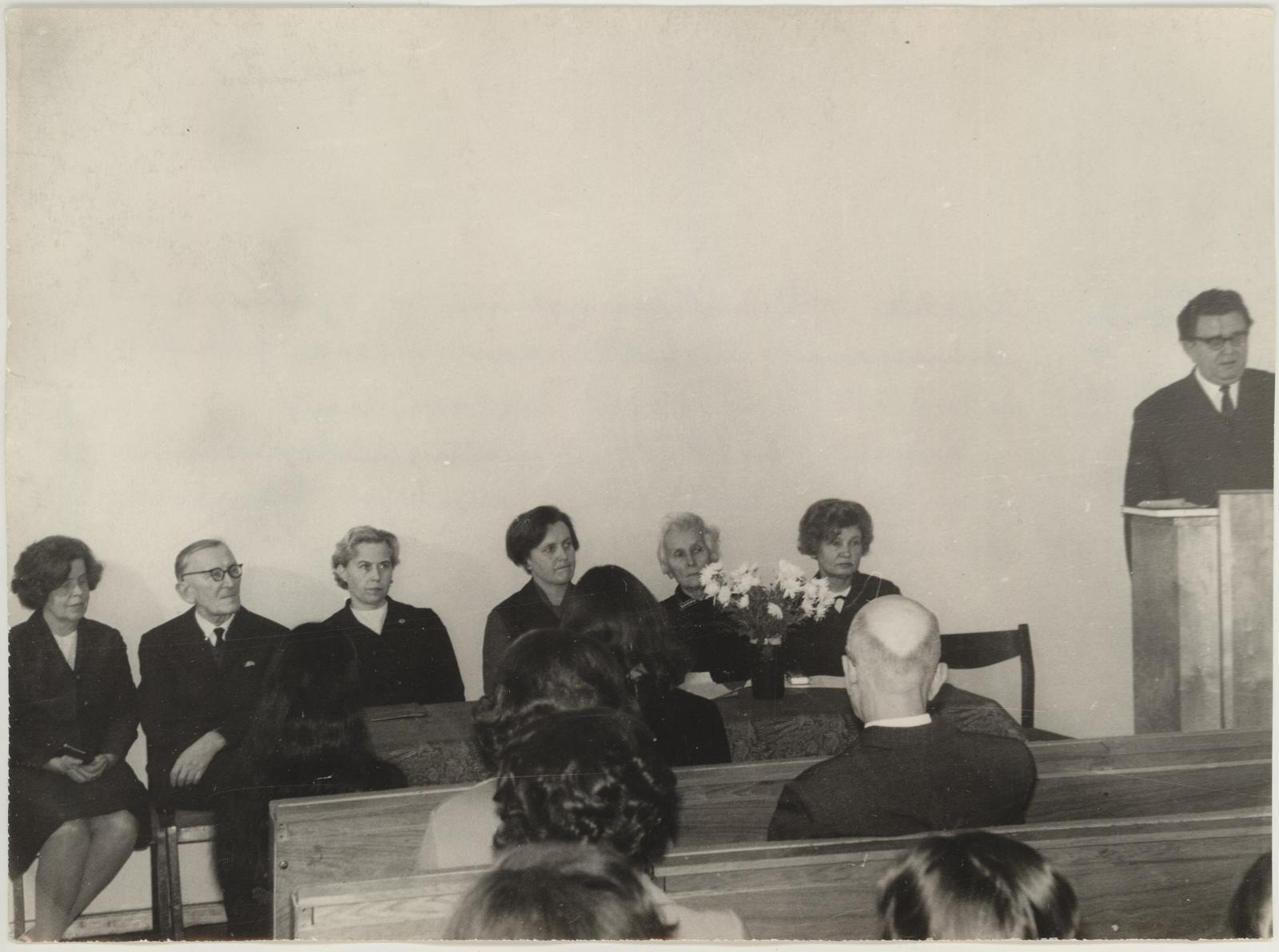 Muuseumi 30-nda aastapäeva pidulik aktus 17.11.1970 lektooriumis. Kõneleb ENSV Kultuuriministeeriumi Kunstide Valitsuse juhataja Vambola Markus.