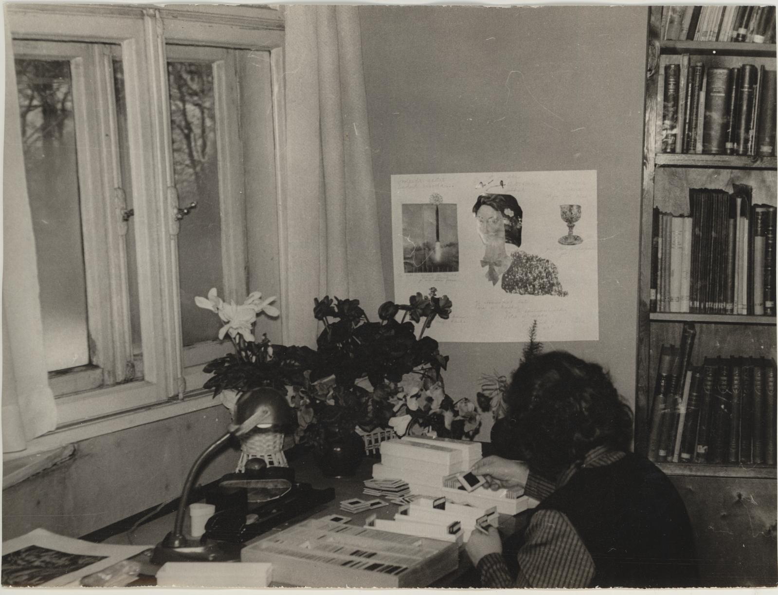 Raamatukogu hoidja Helgi Kruusmaa oma töölaua taga 18.12.1970