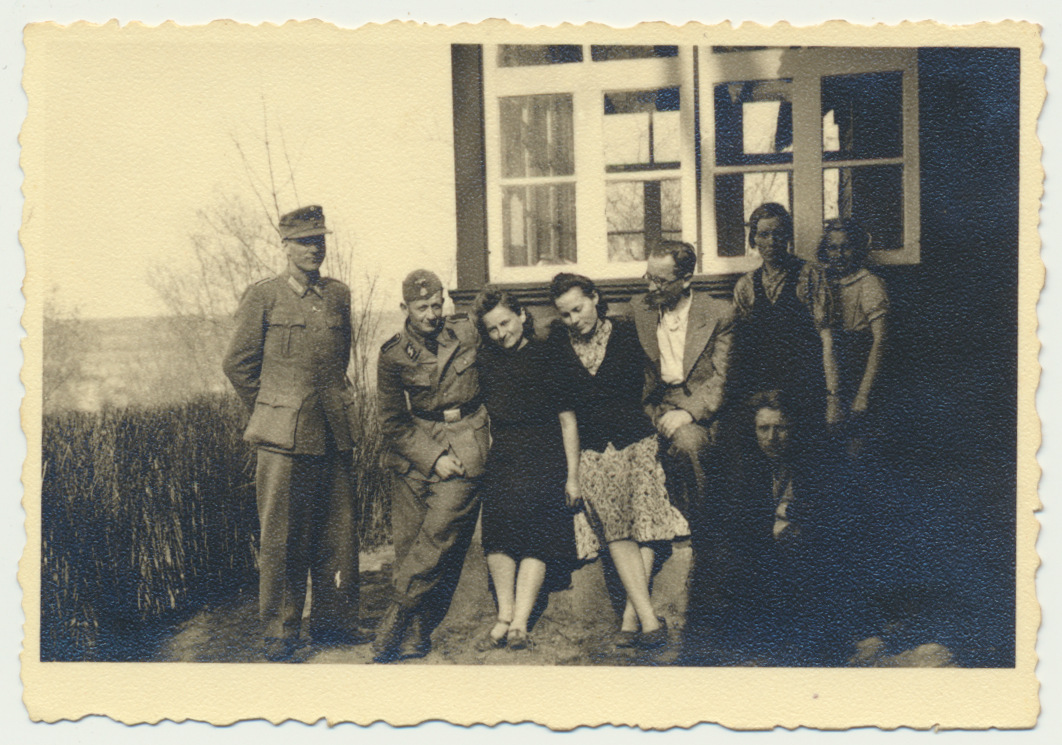 foto, Viljandimaa, grupp, A. Halgmann jt, Puiatu, Rikkama talu õu, 1944