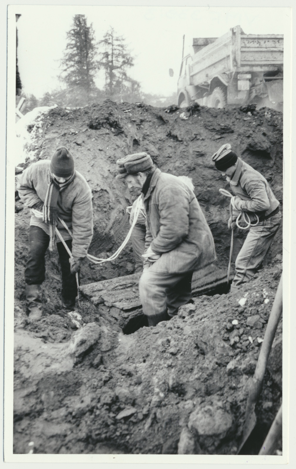 foto, Viljandi, Saksa sõdurite kalmistu, kaevamised, korrastamine, 1992, foto L. Kadalipp
