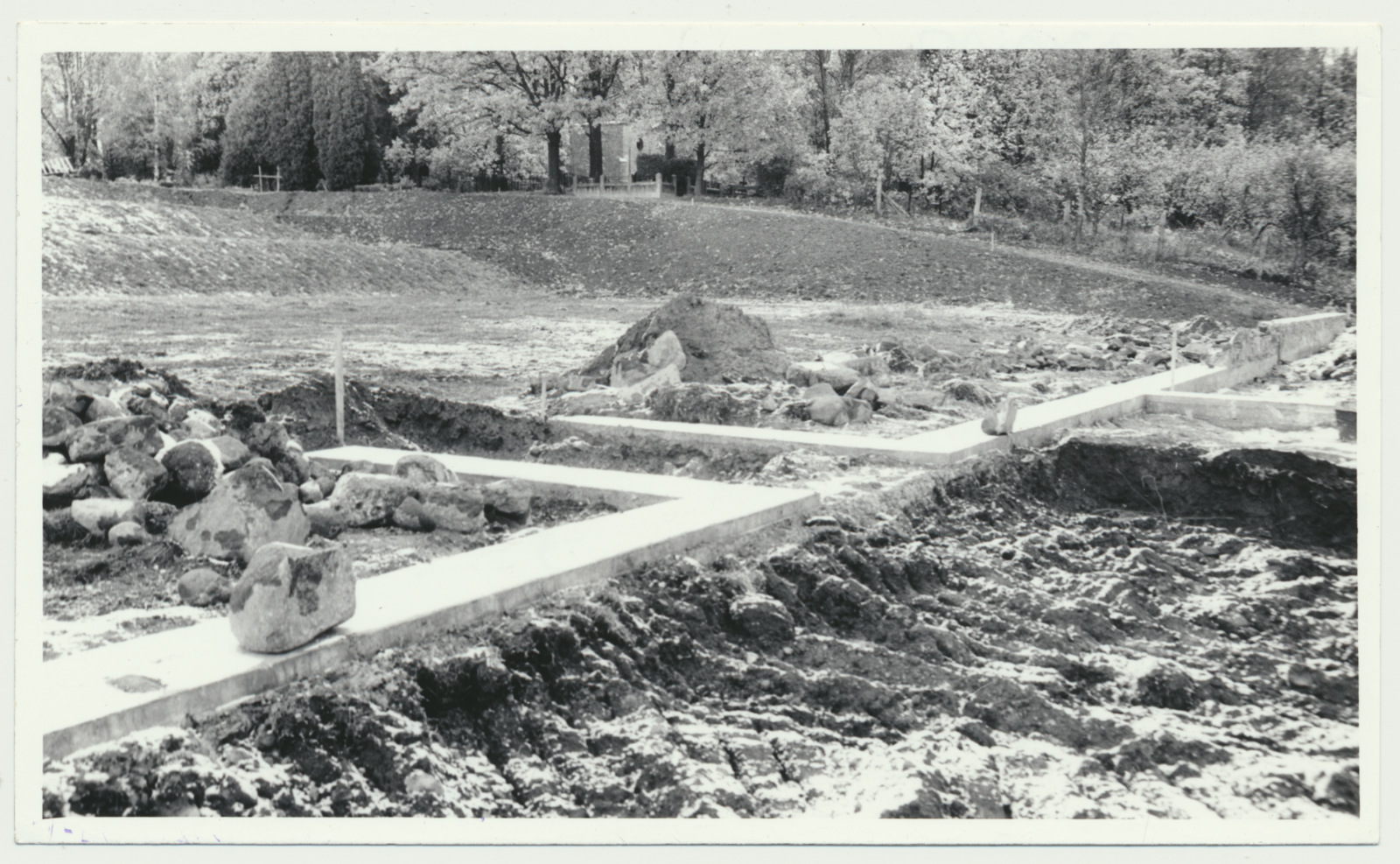 foto, Viljandi, Saksa sõdurite kalmistu, kaevamised, korrastamine, 1992, foto L. Kadalipp