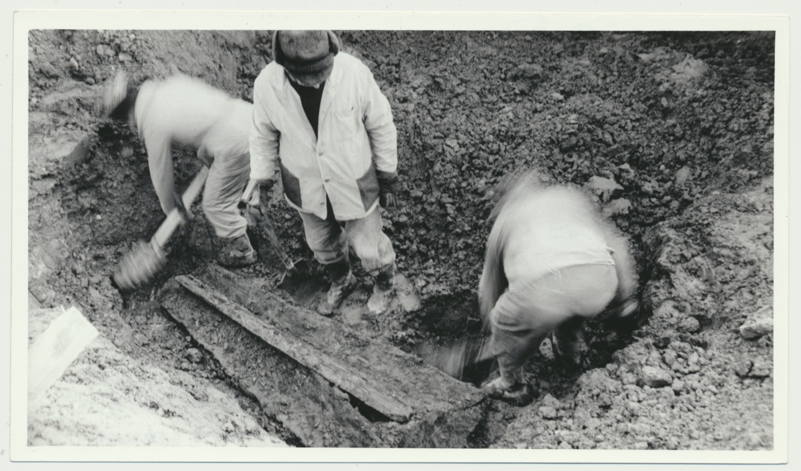 foto, Viljandi, Saksa sõdurite kalmistu, kaevamised, korrastamine, foto L. Kadalipp, 1992