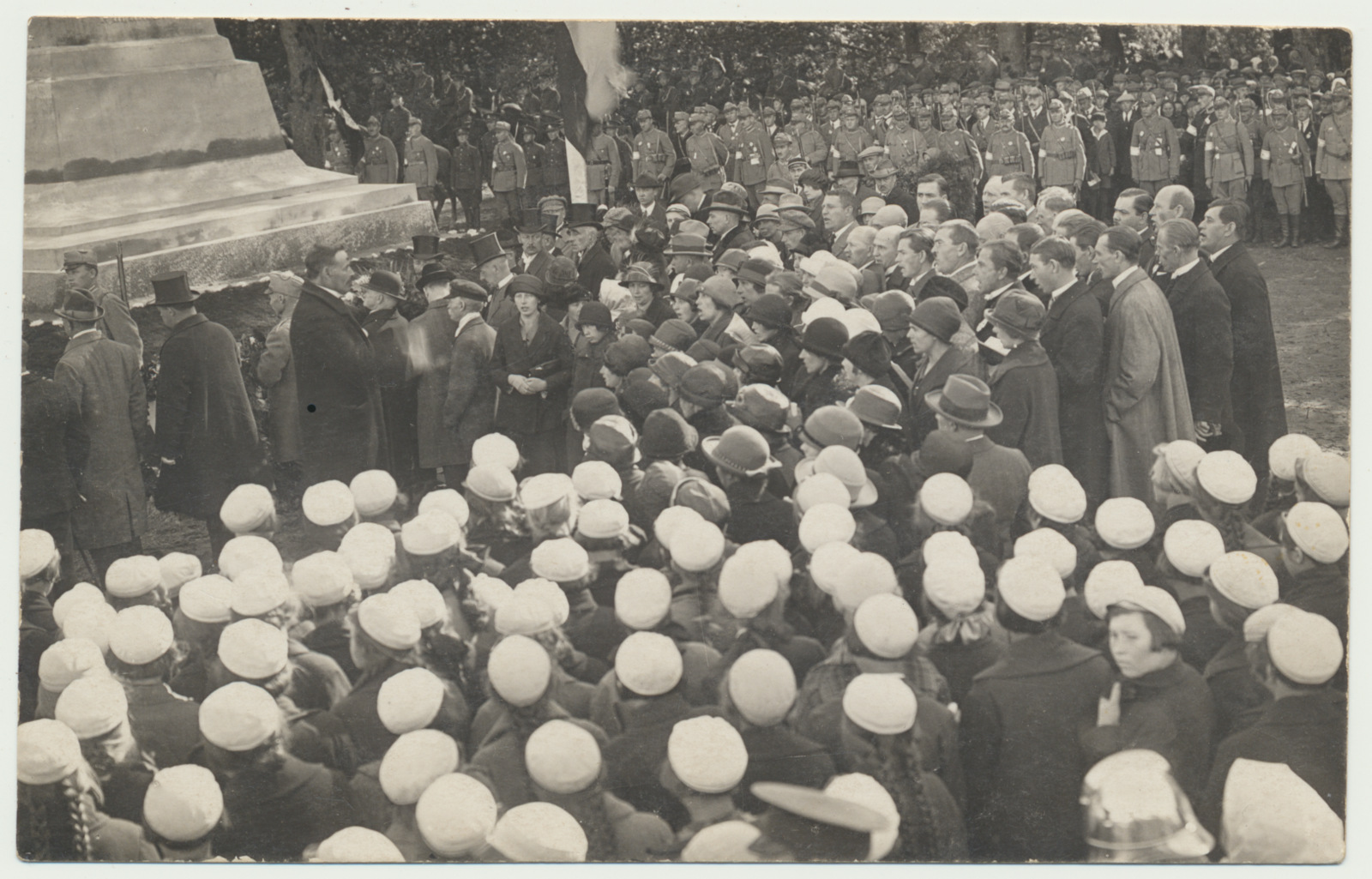 foto, Viljandi, Vabadussõjas langenute mälestussammas, avamine, esineb segakoor Koit, 1926