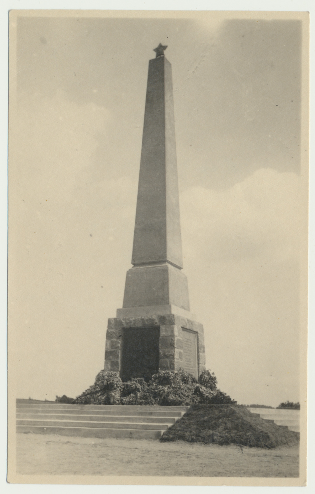 foto, Viljandi, Järveotsa obelisk, fašismiohvrite ühishaud, u 1955, foto T. Parri