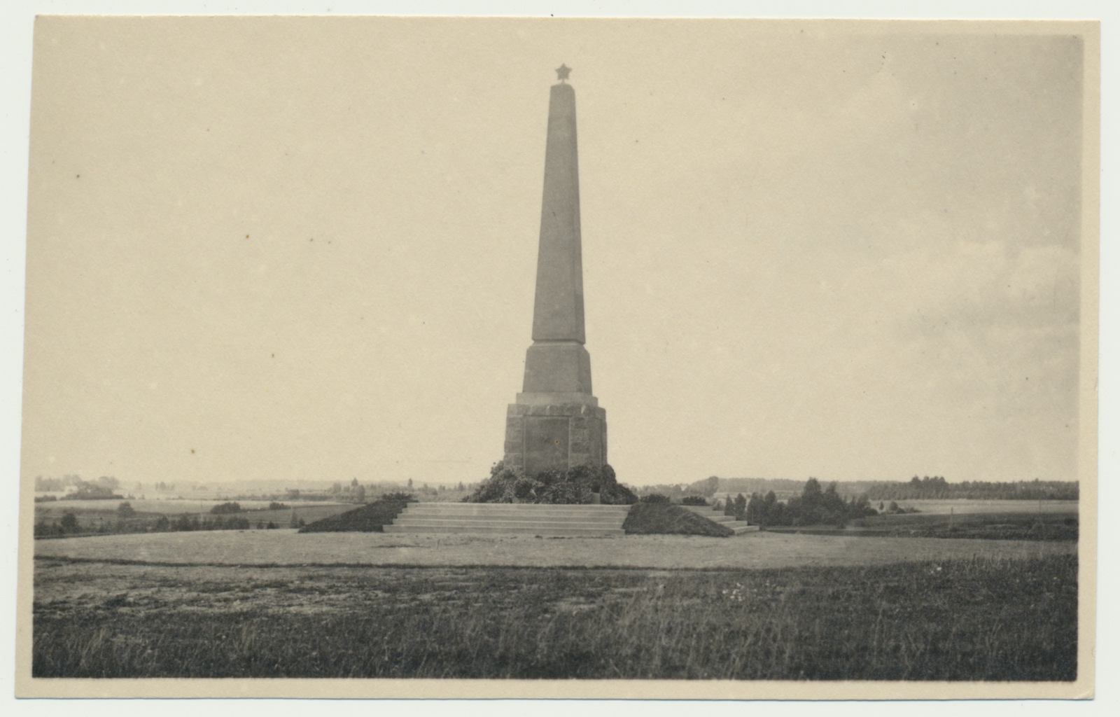 foto, Viljandi, Järveotsa obelisk, fašismiohvrite ühishaud, u 1955, foto T. Parri