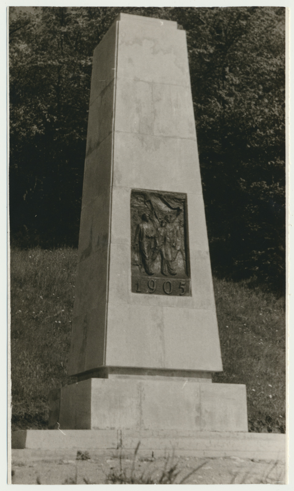 foto, Viljandi, 1905.a revolutsiooni ohvrite ühishaud, monument, 1962, foto A. Kiisla