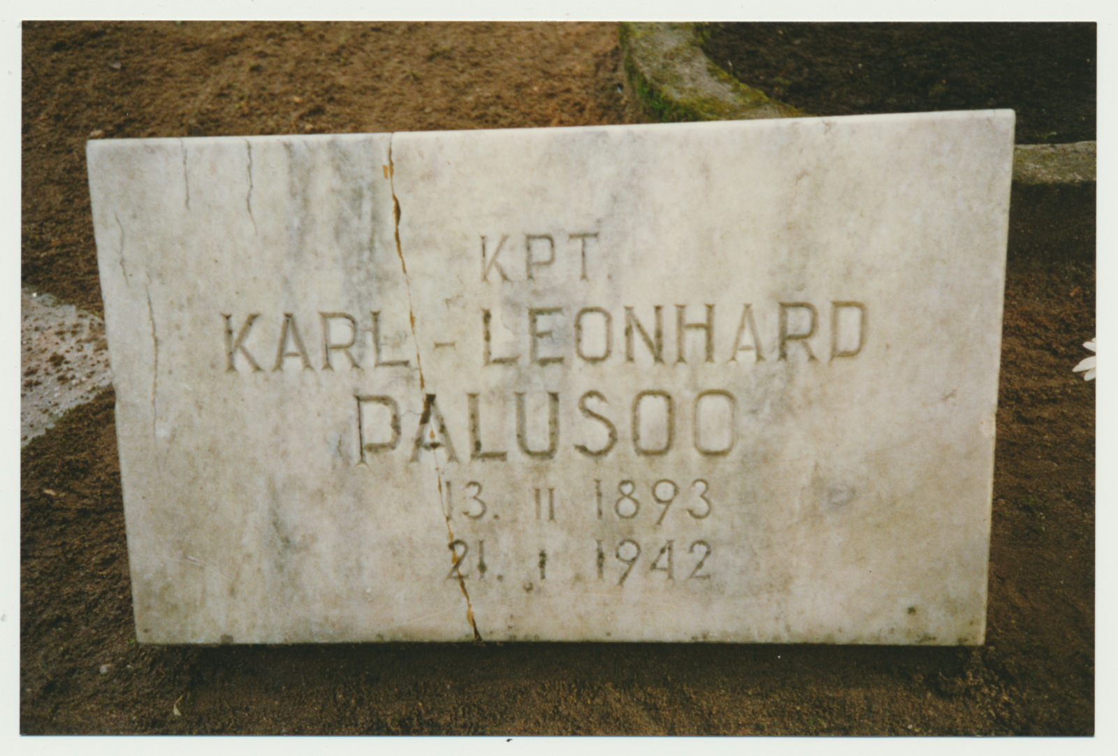 foto, Viljandi, Vana kalmistu, mälestuskivi, L. Palusoo, 1993, foto J. Pihlak