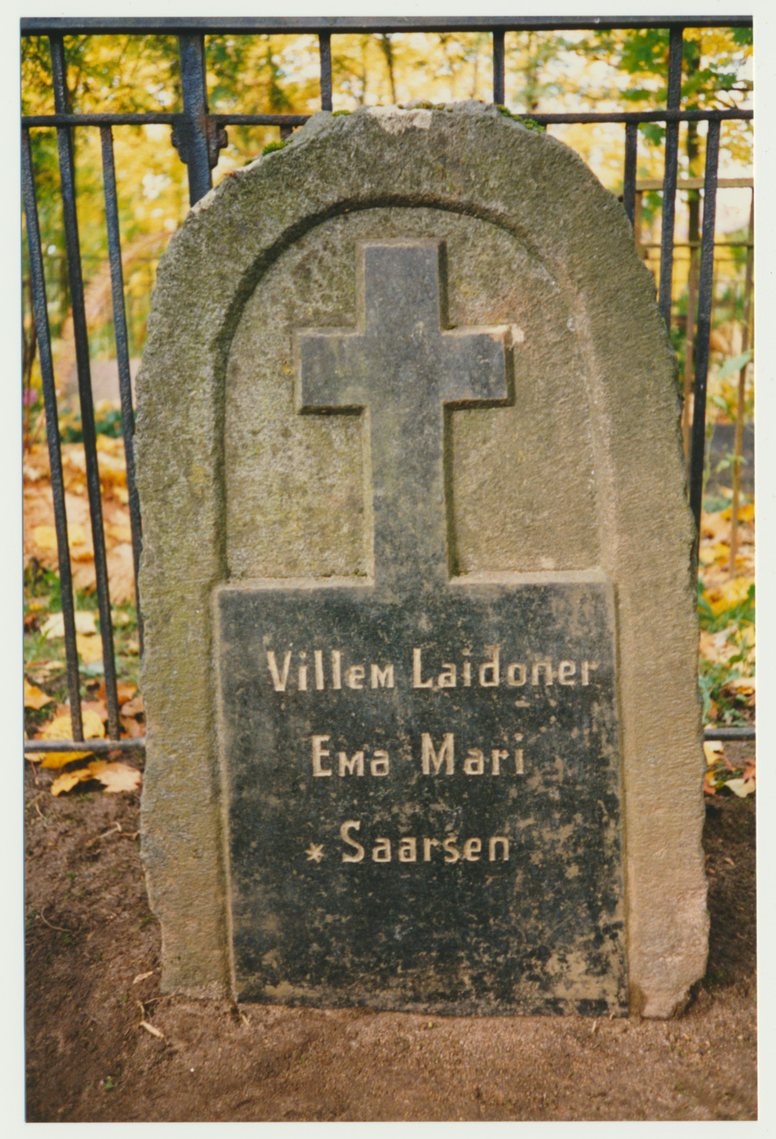 foto, Viljandi, Vana kalmistu, hauakivi, rist- Laidoneri vanemad, vennad, 1993, foto J. Pihlak, värviline