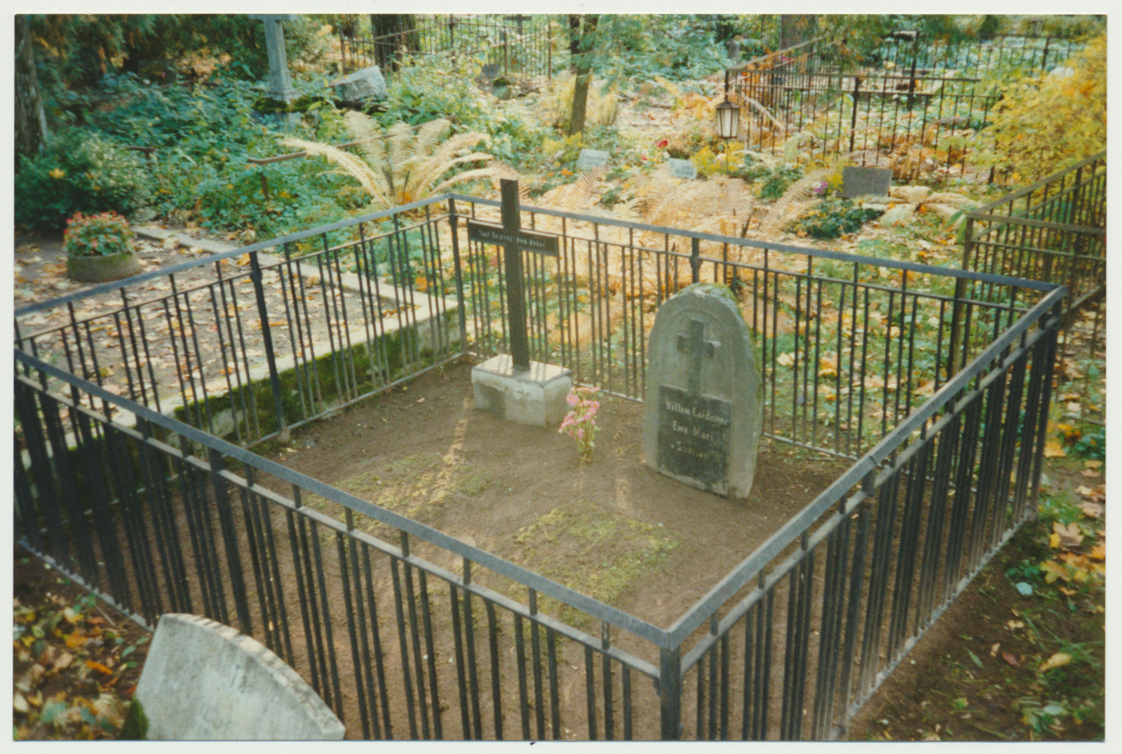 foto, Viljandi, Vana kalmistu, hauakivi, rist- Laidoneri hauaplats, 1993, foto J. Pihlak, värviline