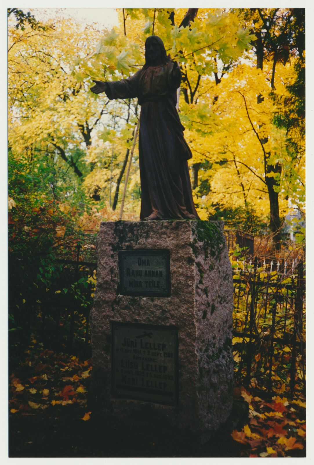 foto, Viljandi, Vana kalmistu, mälestussammas, perekond Lellep, 1993, foto J. Pihlak, värviline