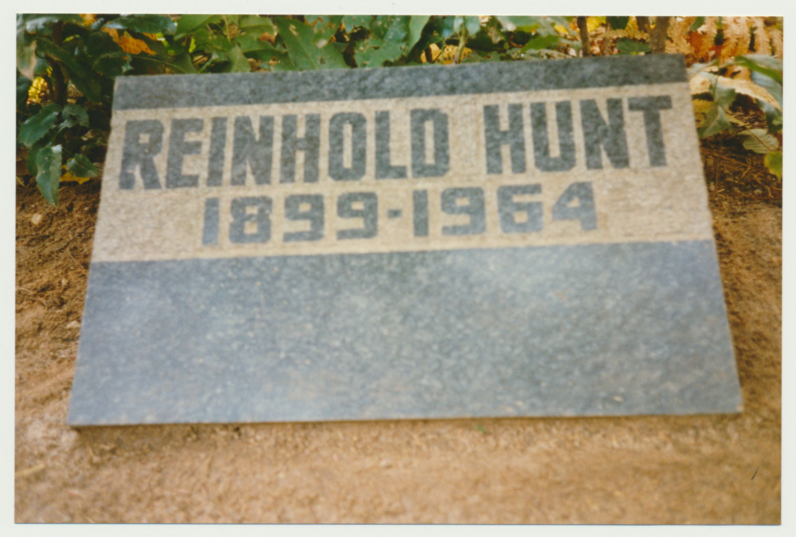 foto, Viljandi, Vana kalmistu, hauaplats, Reinhold Hunt, 1993, foto J. Pihlak, värviline