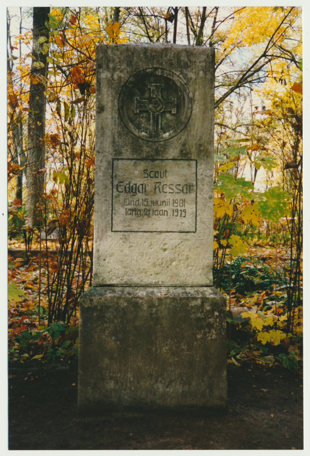 foto, Viljandi, Vana kalmistu, hauakivi, Edgar Reissar (skaut), 1993, foto J. Pihlak, värviline
