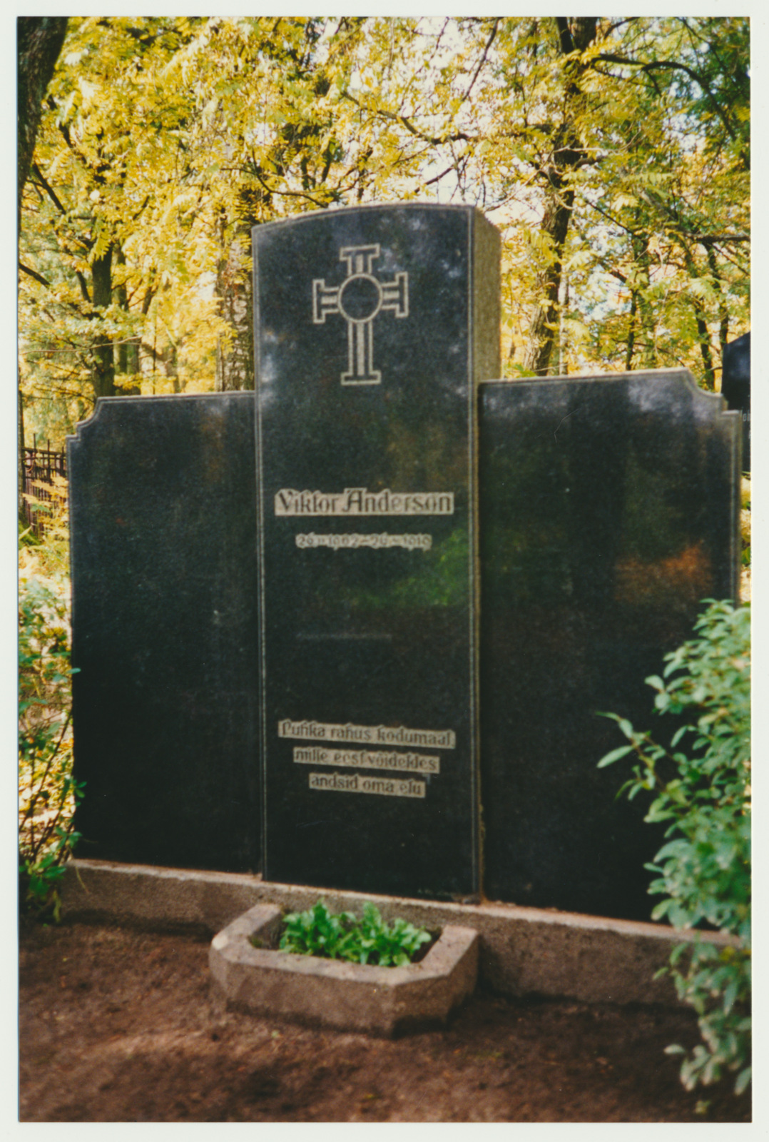 foto, Viljandi, Vana kalmistu, hauakivi, Viktor Anderson, 1993, foto J. Pihlak, värviline