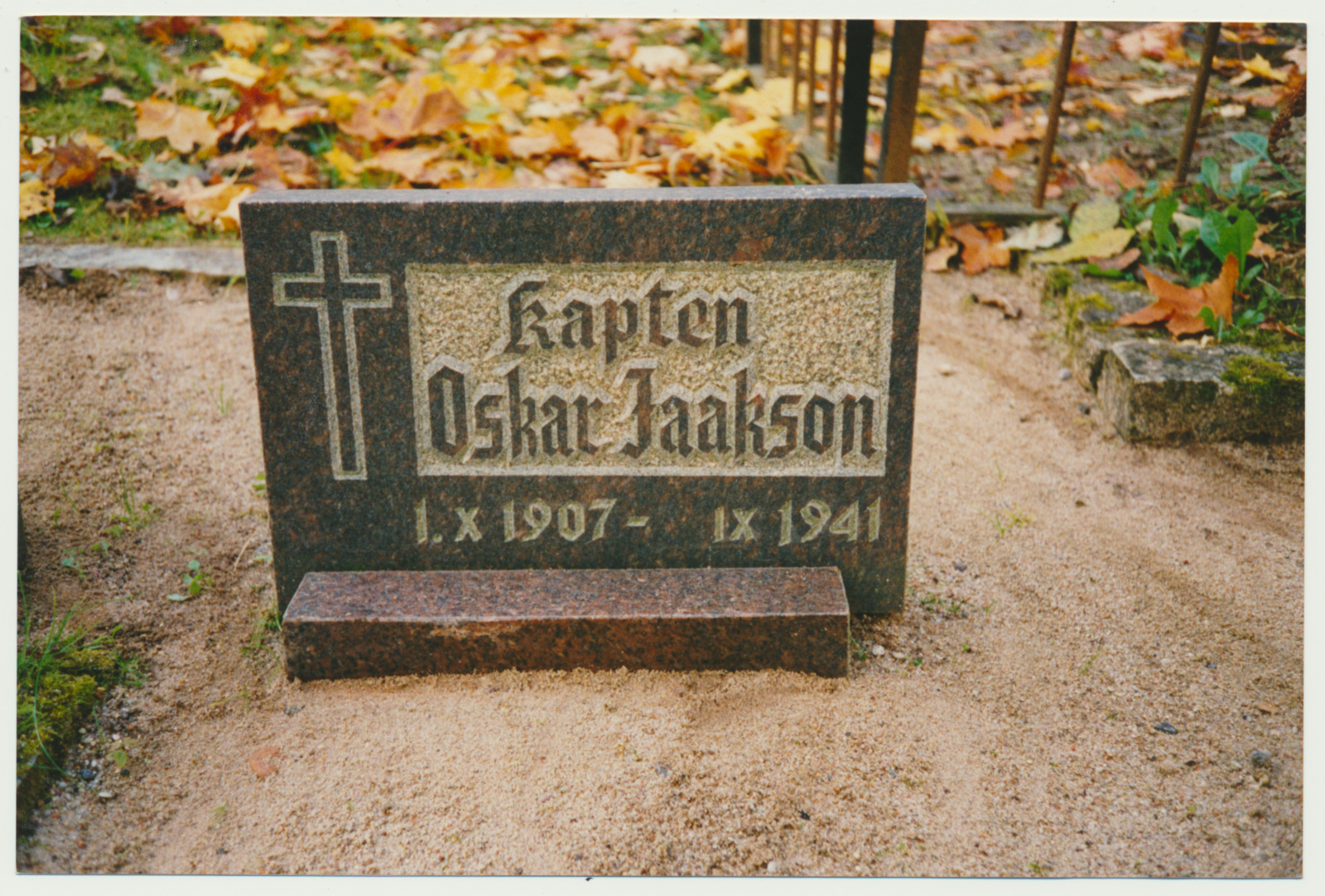 foto, Viljandi, Vana kalmistu, hauaplaat Oskar Jaakson, 1993, foto J. Pihlak, värviline