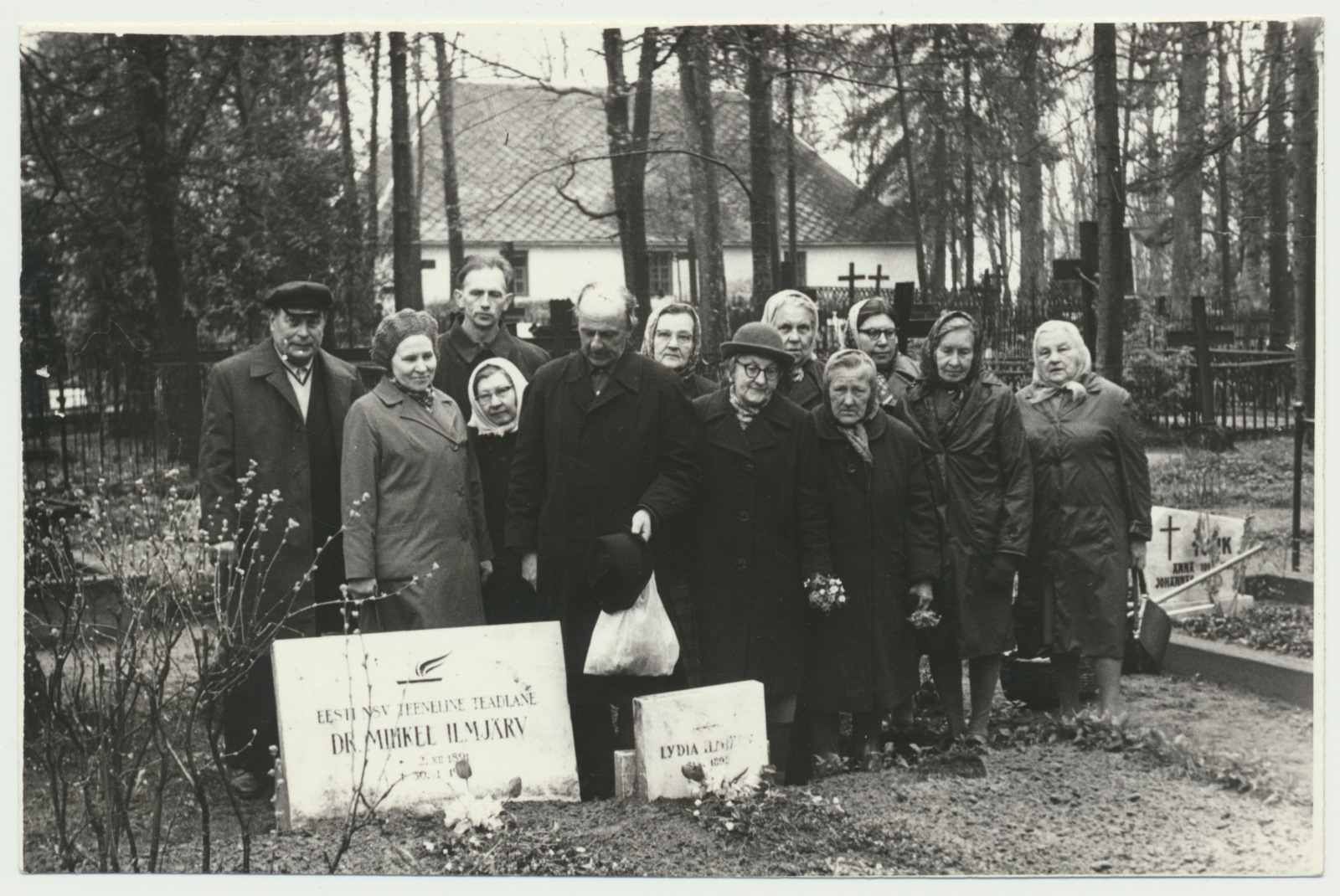 foto, Viljandi, Vana kalmistu, dr. M. Ilmjärve hauaplats, grupp, 1972, foto H.Henno