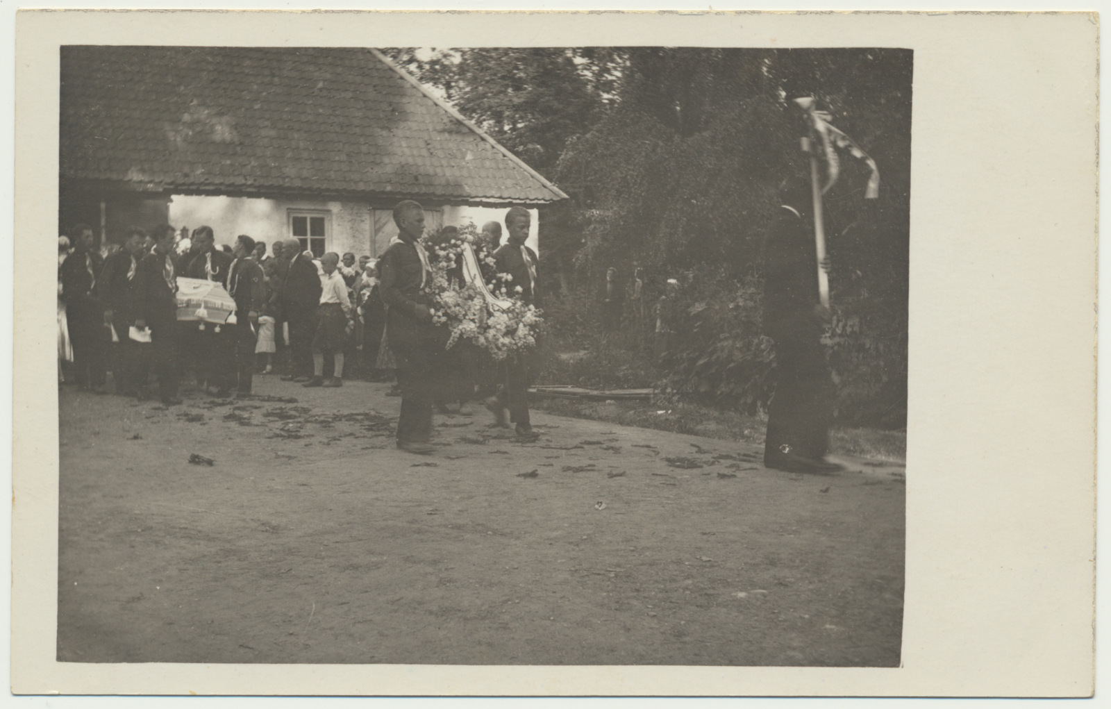 foto, Viljandi, Vana kalmistu, Jaan Vaheri (skaut) matus, kabeli ees, u 1931