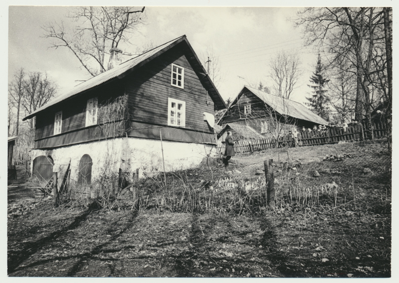 foto, Viljandimaa, Uusna, mälestustahvli avamine Otto Väinsalu majal, 1977, foto E. Veliste