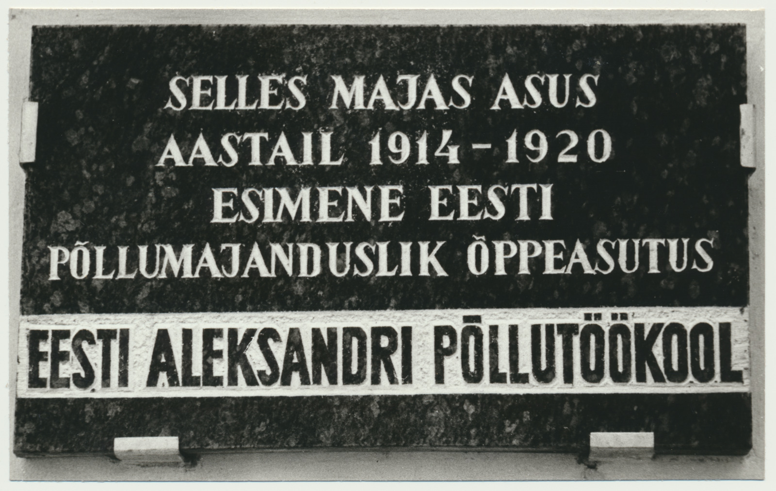 foto, Viljandimaa, Kõo, Eesti Aleksandri Põllutöökooli mälestustahvel, u 1975, foto E. Veliste