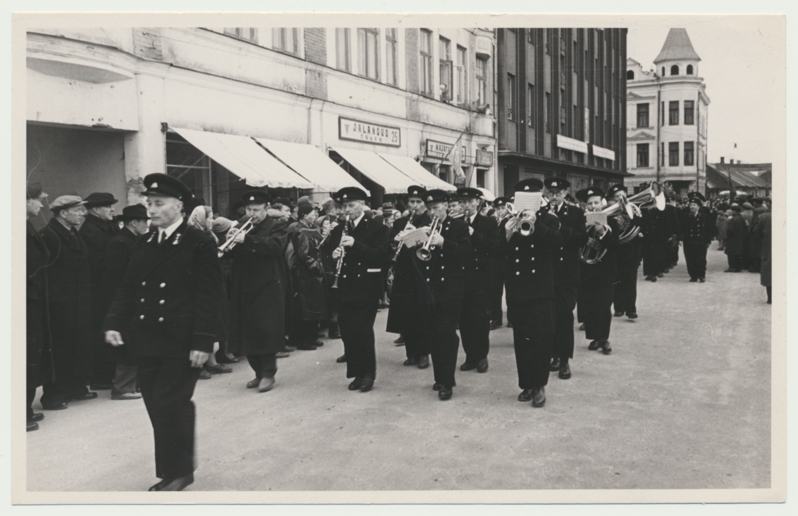 foto, Viljandi, 1.mai miiting, tuletõrjeorkester, 1960, foto L. Vellema