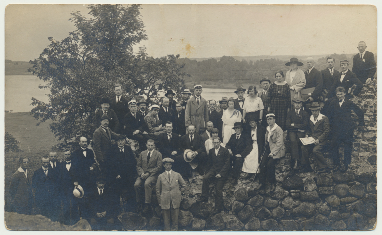 foto, Viljandi, 12. Eesti karskushariduskongress, grupp lossimägedes, 1922