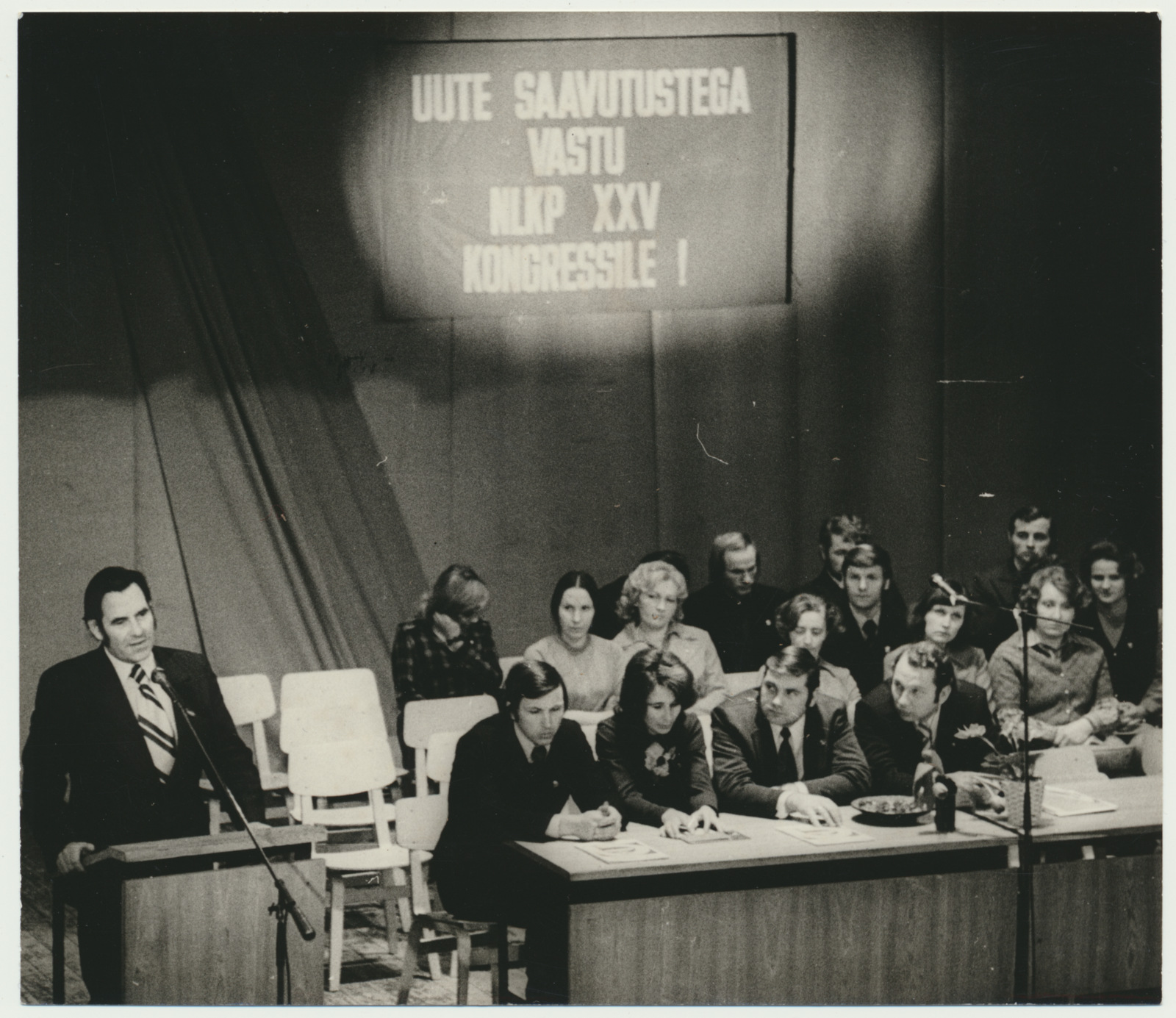 foto, Viljandi rajooni tööeesrindlaste kokkutulek, kõneleb V. Udam, 1976, foto E. Veliste