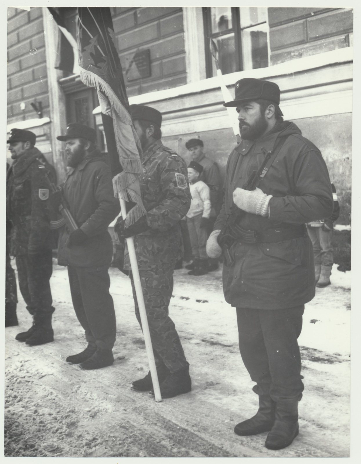 foto, Viljandi, Eesti Vabariik 75, kohtumaja esine, 24.02.1993