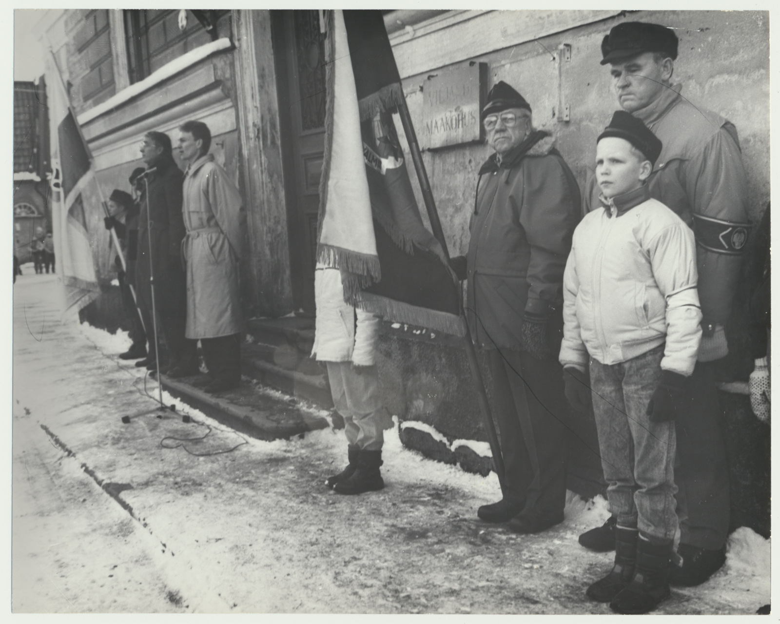 foto, Viljandi, Eesti Vabariik 75, kohtumaja esine, 24.02.1993