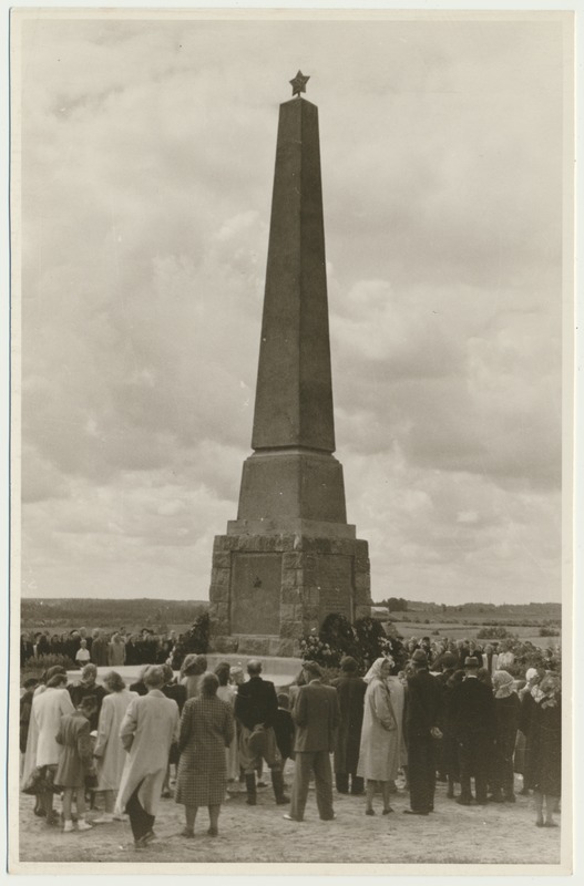 foto, Viljandi, Järveotsa mälestussammas, 1954, foto L. Vellema