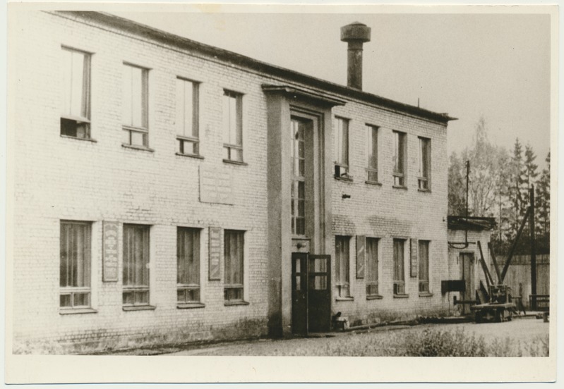 foto, Viljandi, Tallinna tn 41, Laste Töökoloonia õppe-tootmiskorpus, 1956, foto L. Vellema