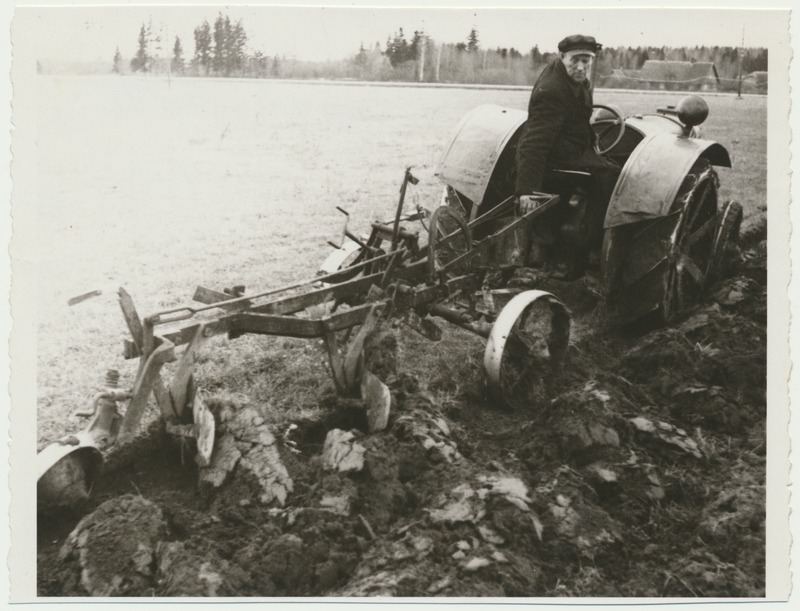 foto, Viljandimaa, Raudna masinaühistu, traktoriga künd, 1948