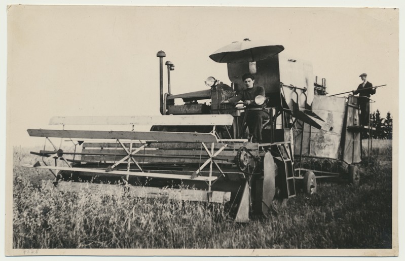 foto, Viljandimaa, Sürgavere kolhoos, kombain, viljakoristus, 1949, foto A. Vanamõis
