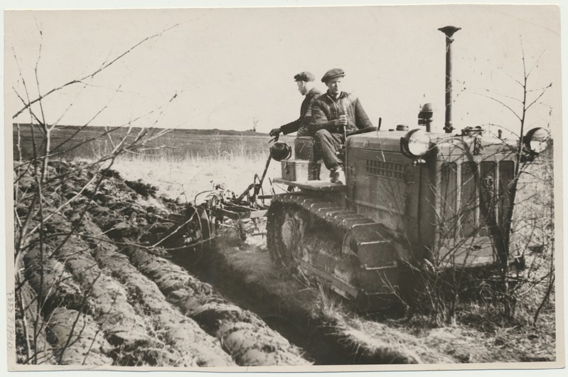 foto, Viljandi MTJ traktorist A. Ristov uudismaa künnil, 1950, foto A. Vanamõis