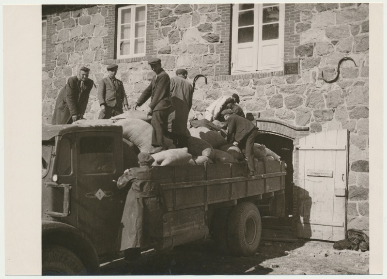 foto, Viljandi, Vaksali tn 34, ait, viljavarumine, 1947, foto A. Vanamõis