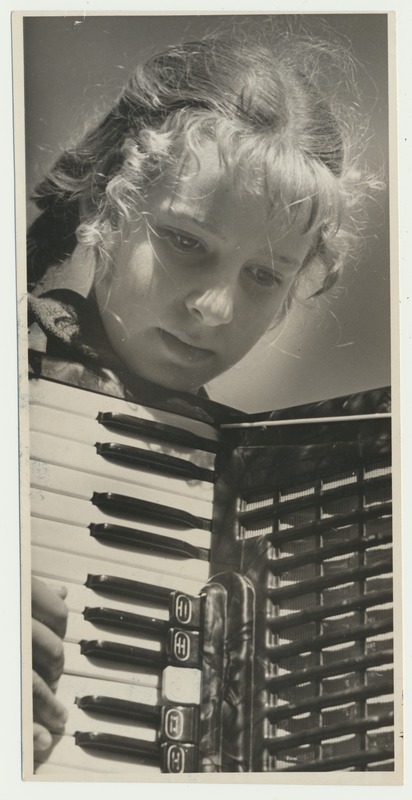 foto, Viljandimaa, kolhoos Koit, M. Lepik akordioniga kanakarjas, u 1955, foto E. Saar