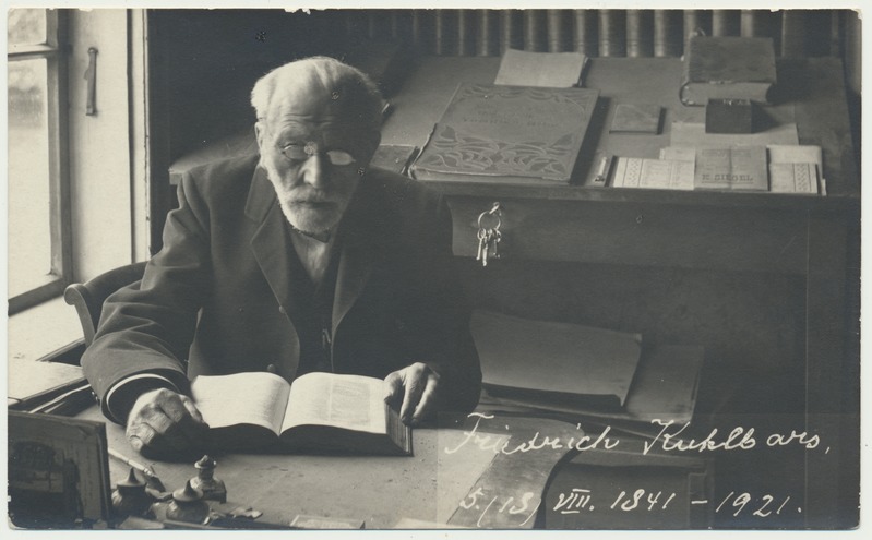foto, Friedrich Kuhlbars, laua ääres, 1921, foto J. Riet
