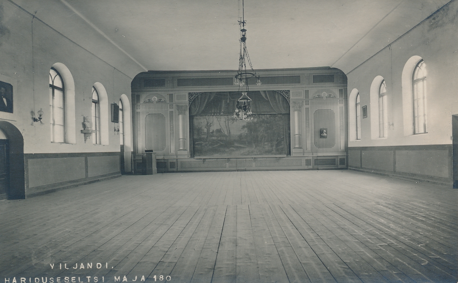 foto, Viljandi Eesti Haridusseltsi kooli saal, u 1920, foto J. Riet