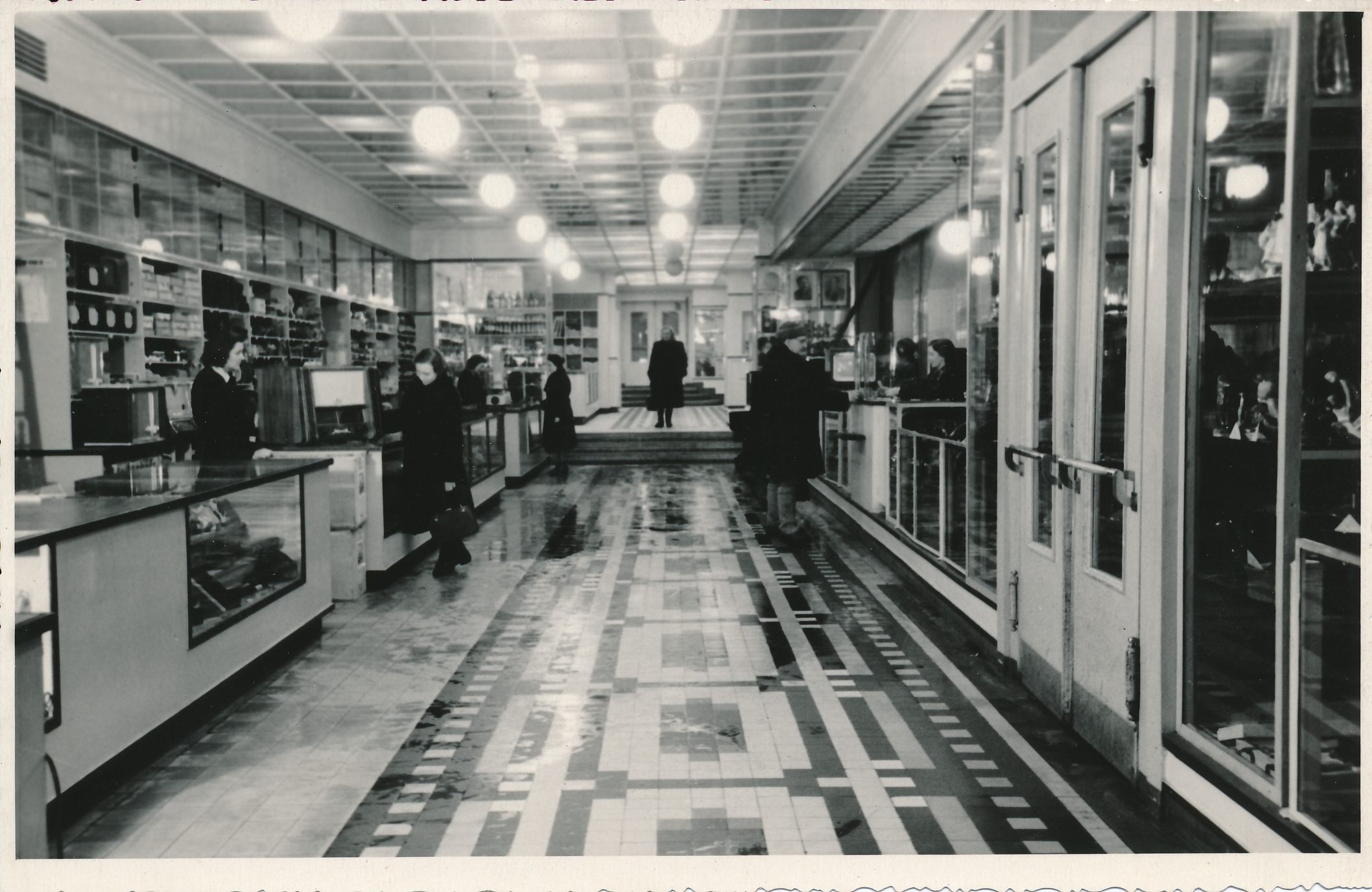 foto, Viljandi Kooperatiivi kaubamaja sisevaade, u 1950