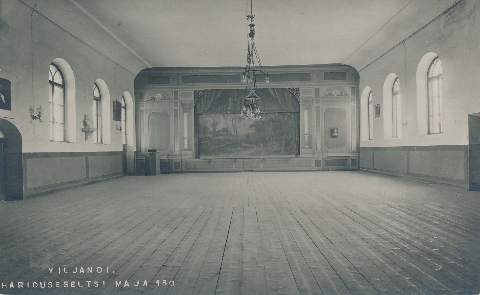 foto, Viljandi Eesti Haridusseltsi kooli saal, u 1920, foto J. Riet