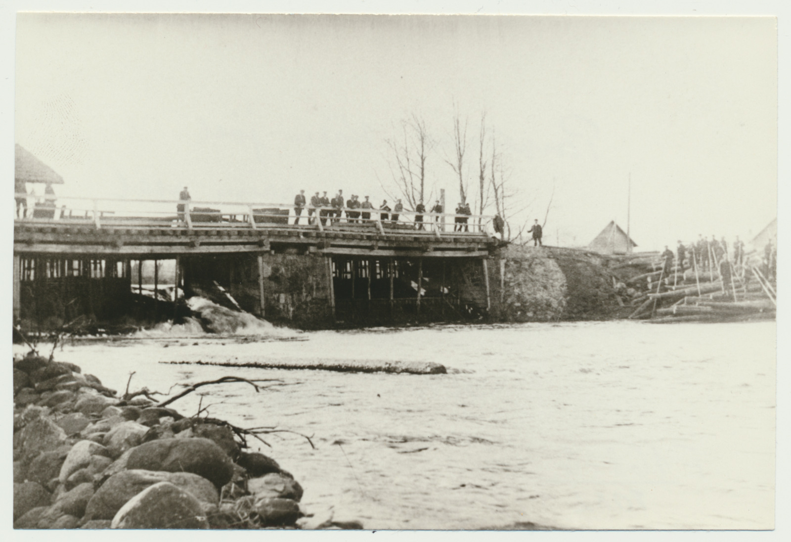 fotokoopia, Viljandimaa, Kõpu, parvetajad jõel Vanaveski paisul, u 1920, repro L. Vellema